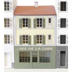 IMMEUBLE POUR FOND DE DECOR "CAFE DE LA GARE"